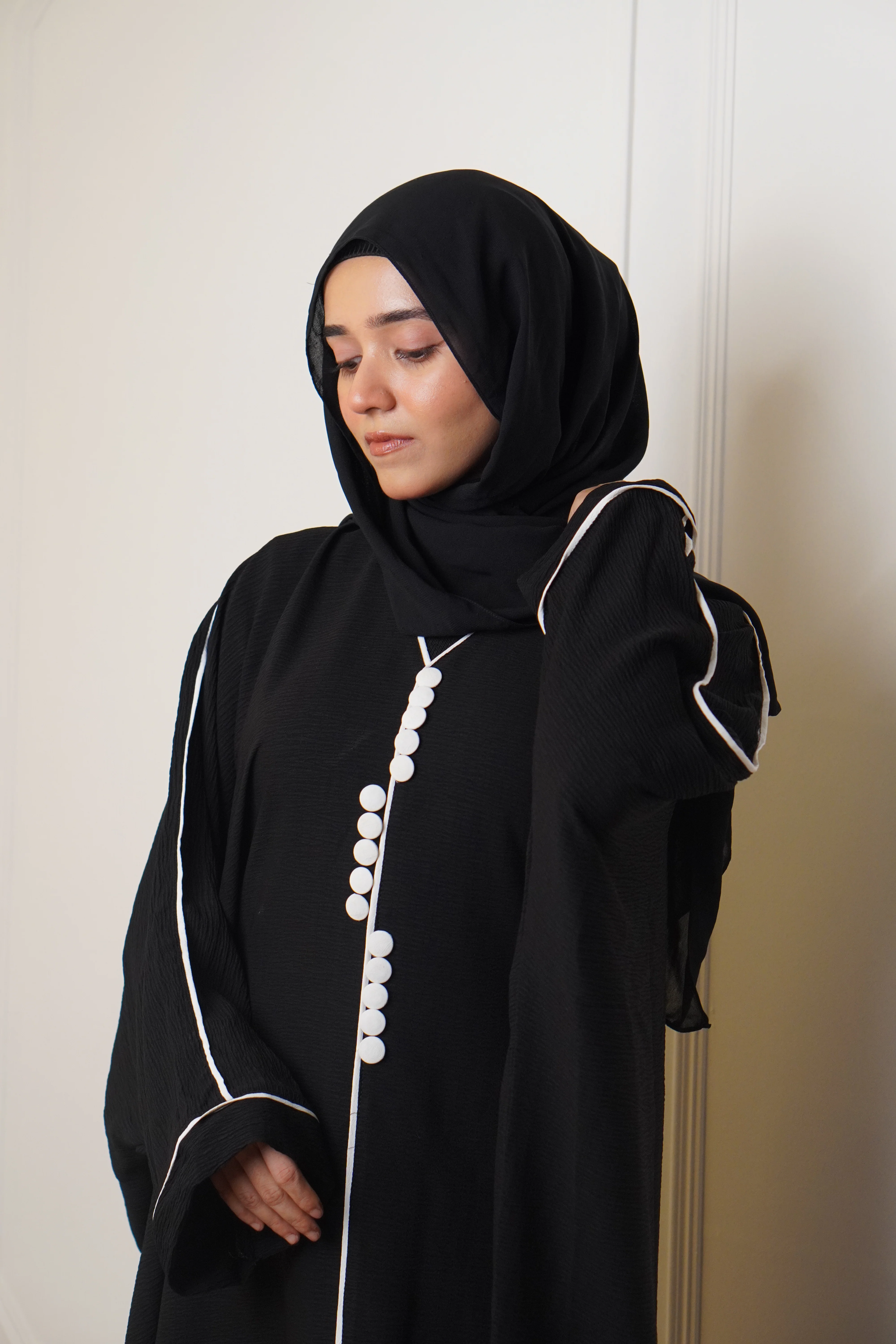 B/W PIPING BUTTONED ABAYAH - Image 4
