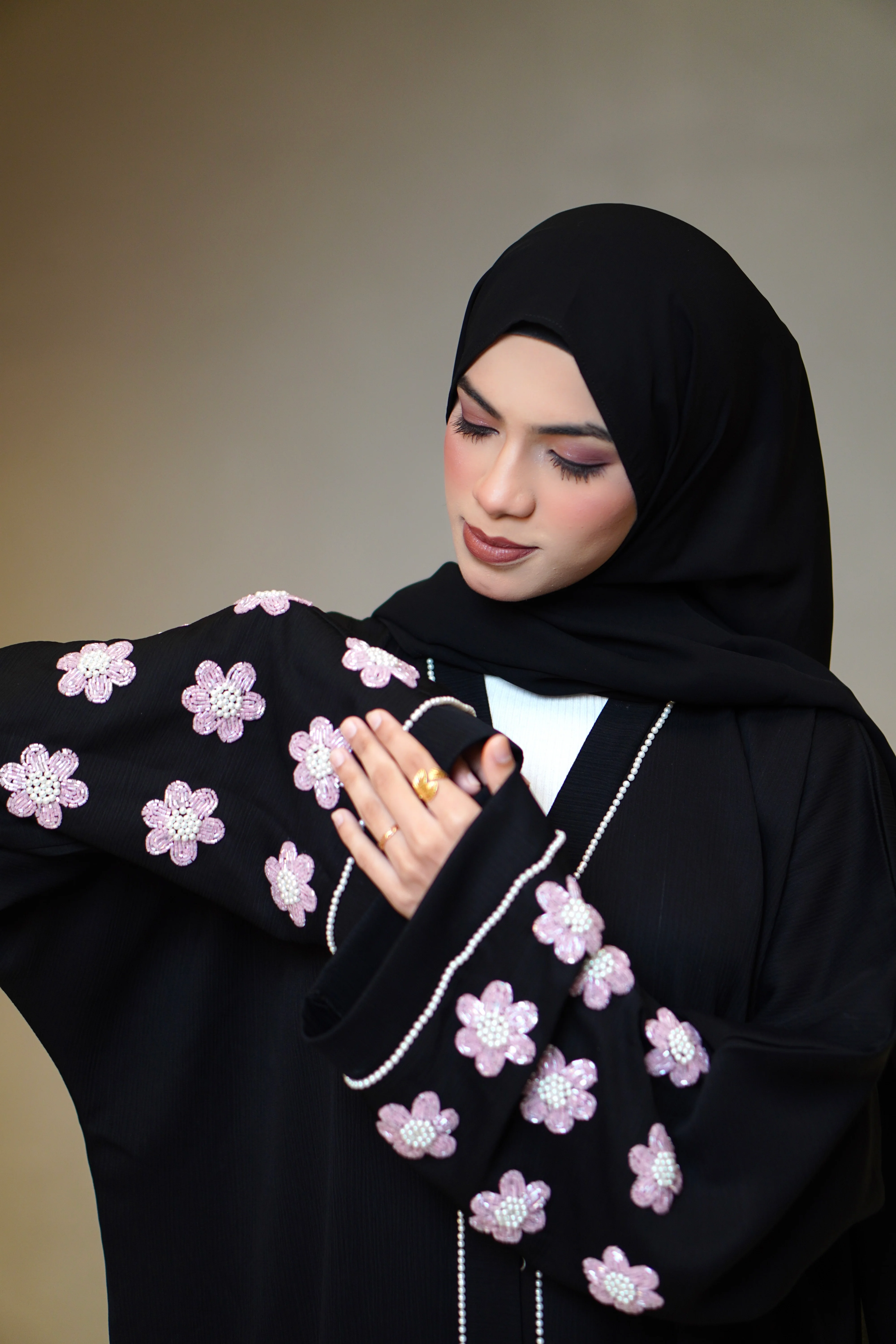 Pearl Noir Abayah - Image 5