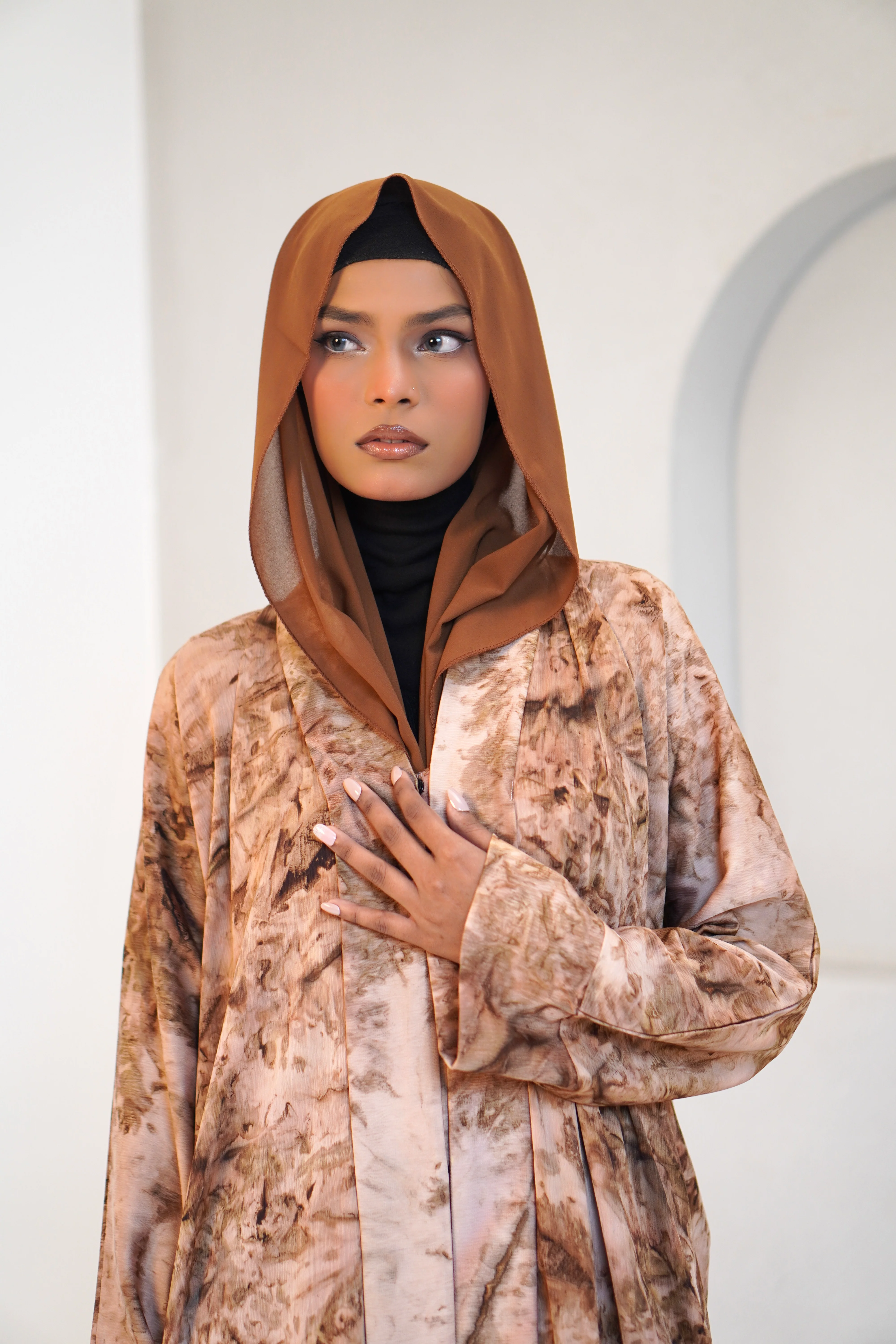 EARTHY PRINT ABAYAH - CARAMEL - Image 5