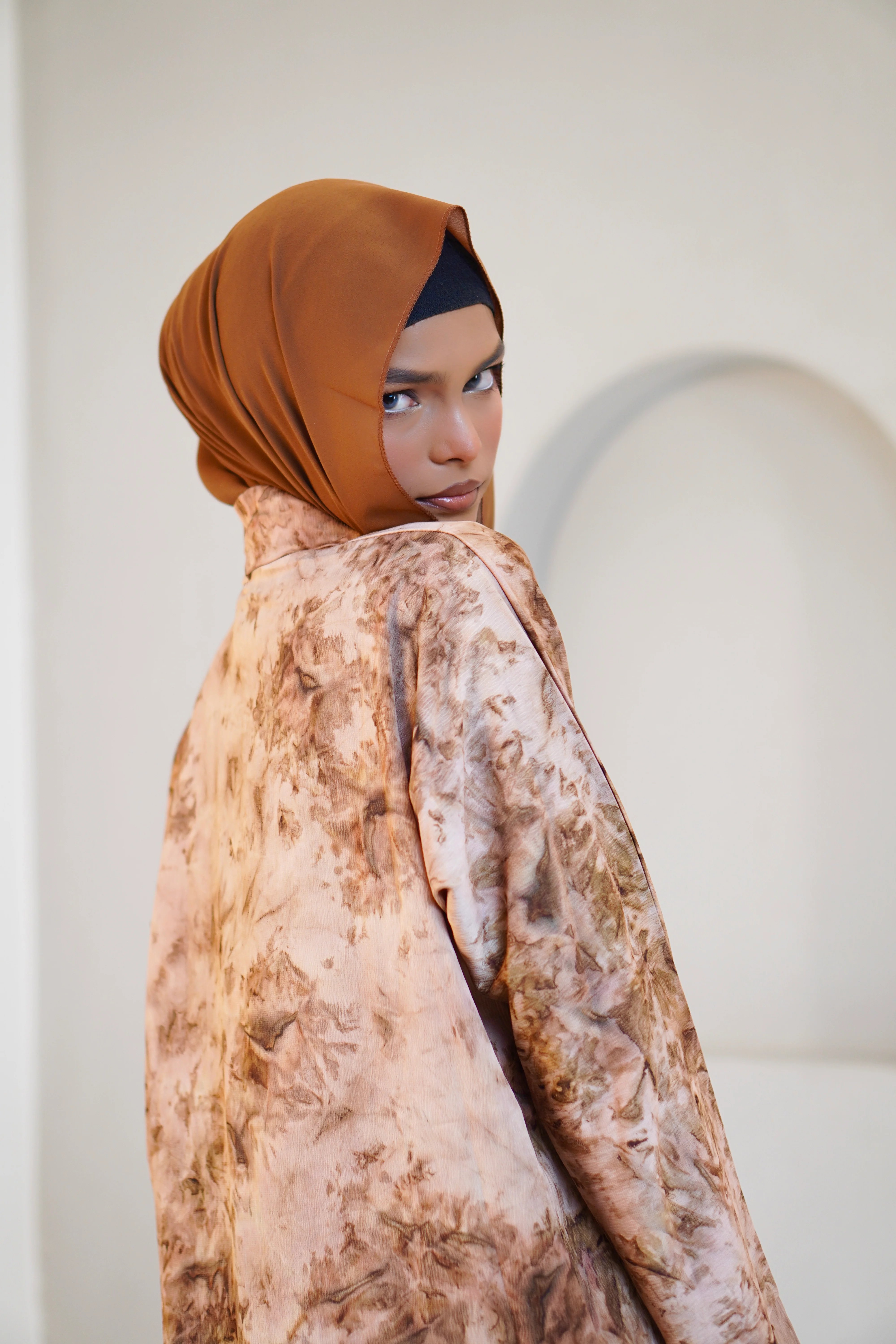 EARTHY PRINT ABAYAH - CARAMEL - Image 7