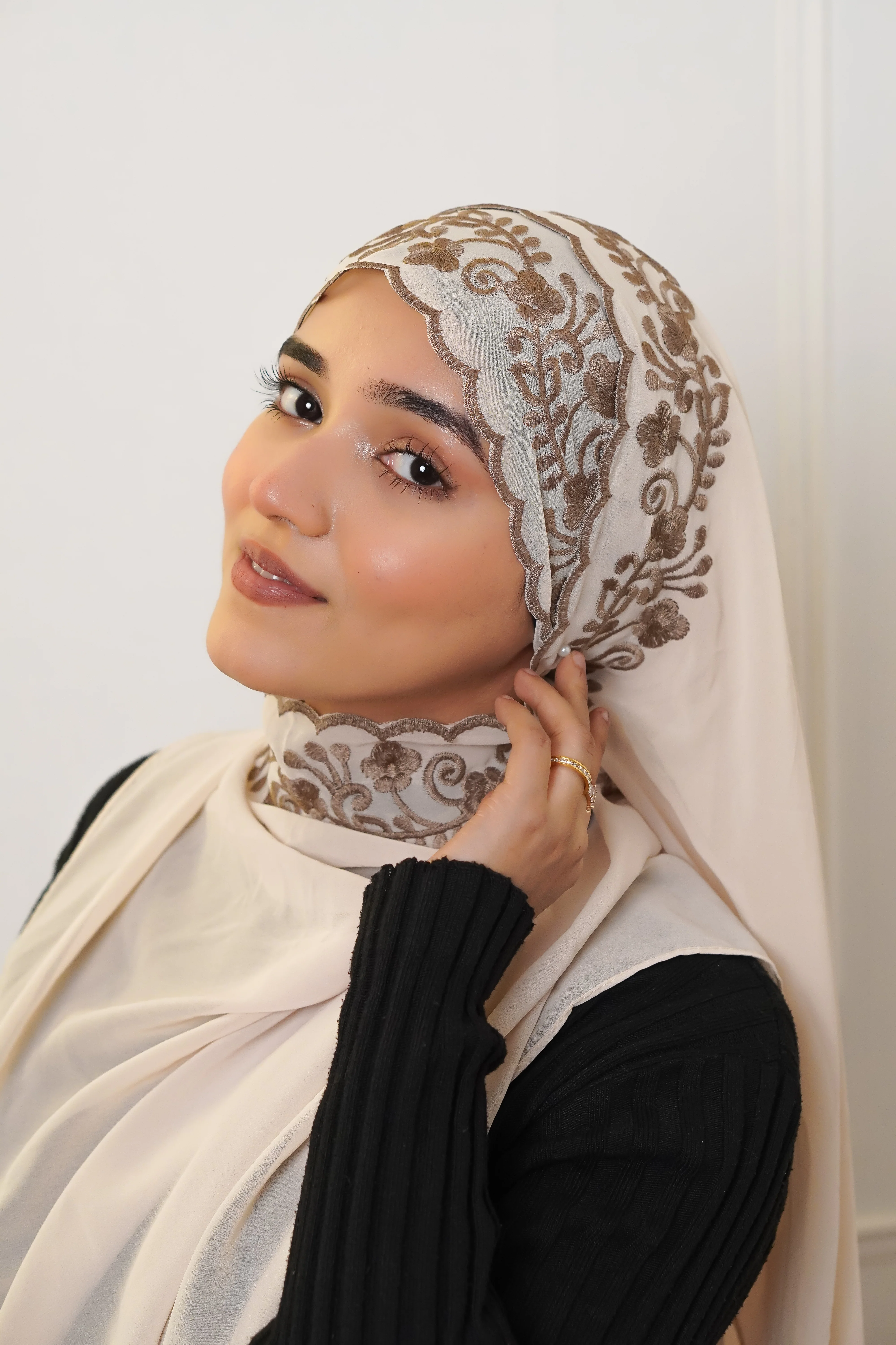 EMBROIDERED HIJAB - Crème - Image 3