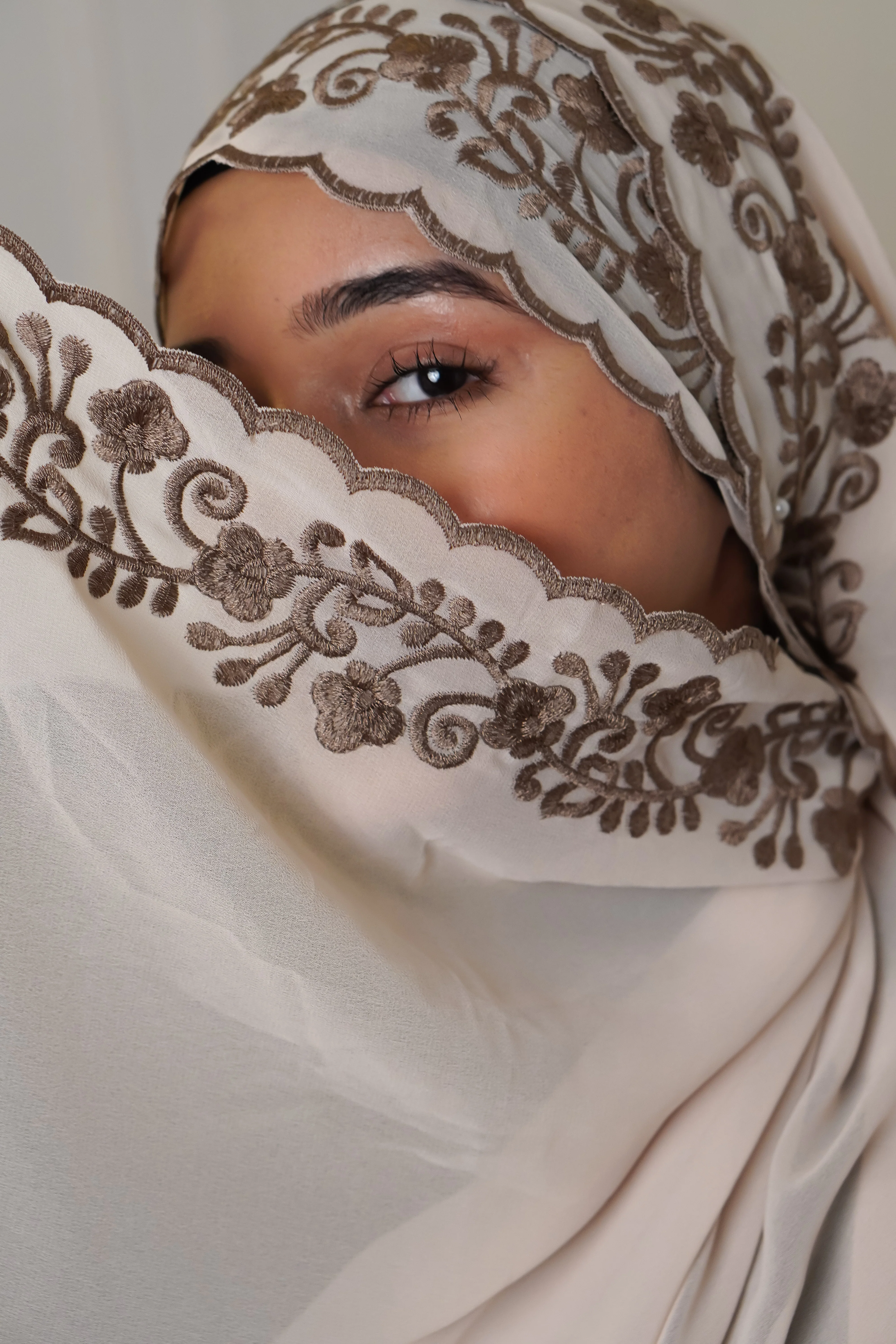 EMBROIDERED HIJAB - Crème - Image 9