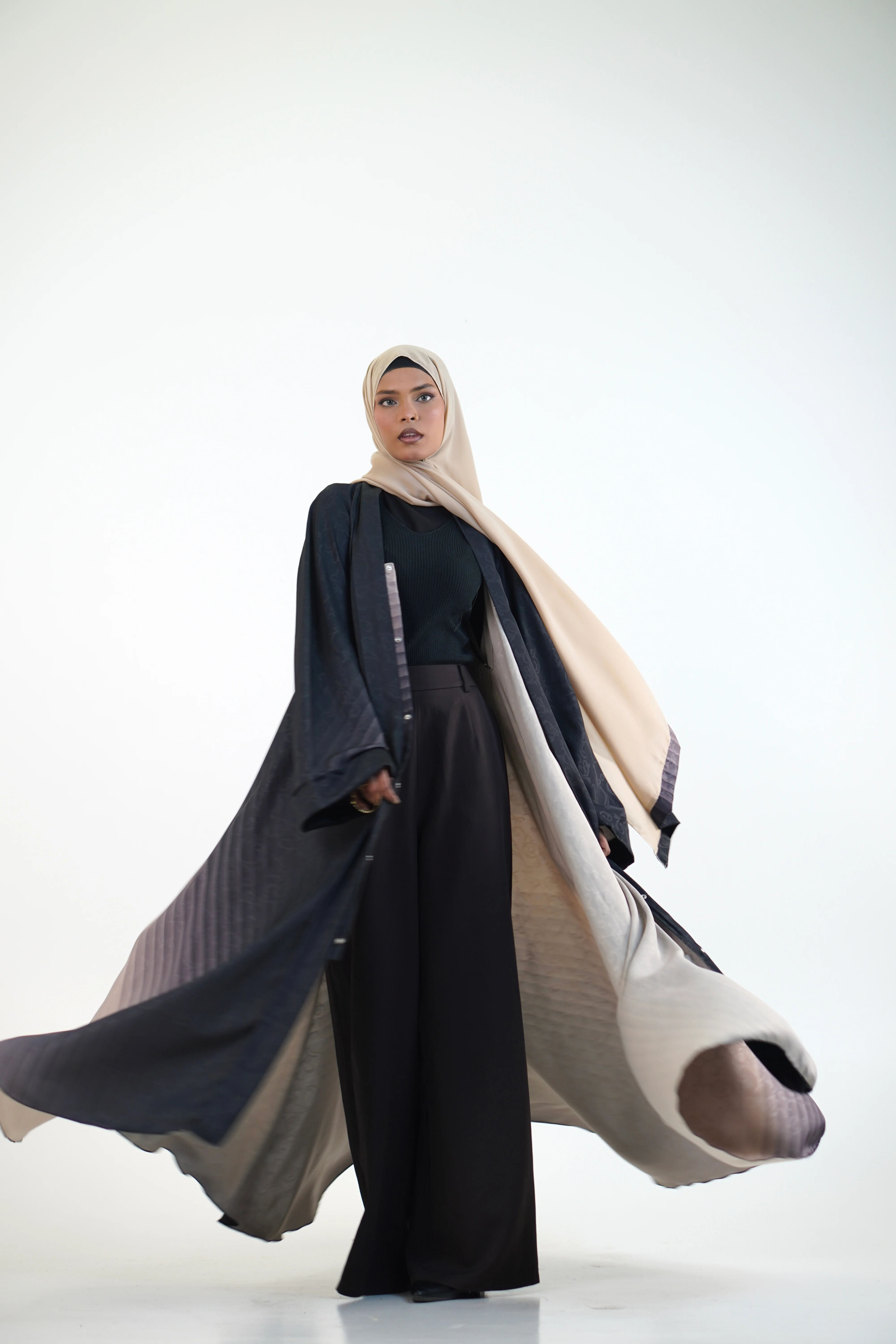 TEXTURED OMBRE PLEATED ABAYAH - Image 2