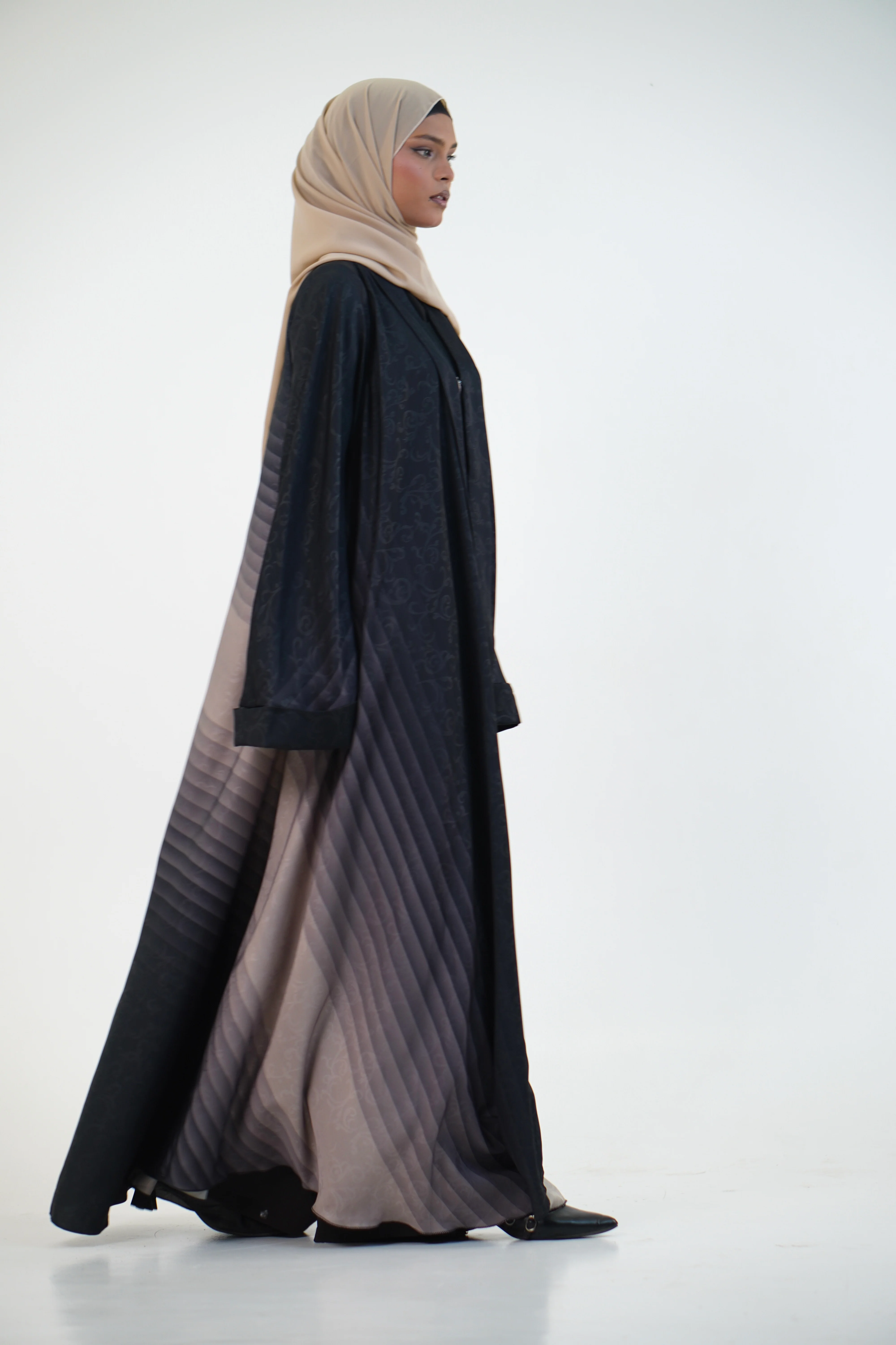 TEXTURED OMBRE PLEATED ABAYAH - Image 5